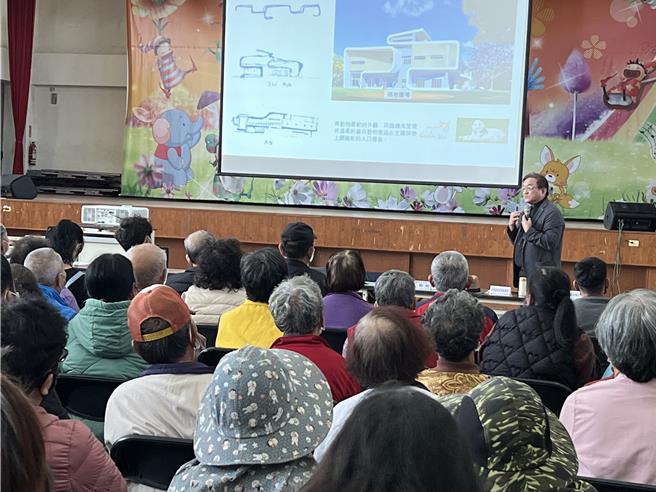 台南市动保处19日在台南市学甲国小体育馆召开地方说明会，建筑师向乡亲详细说明园区建设。（台南市动保处提供／程炳璋台南传真）