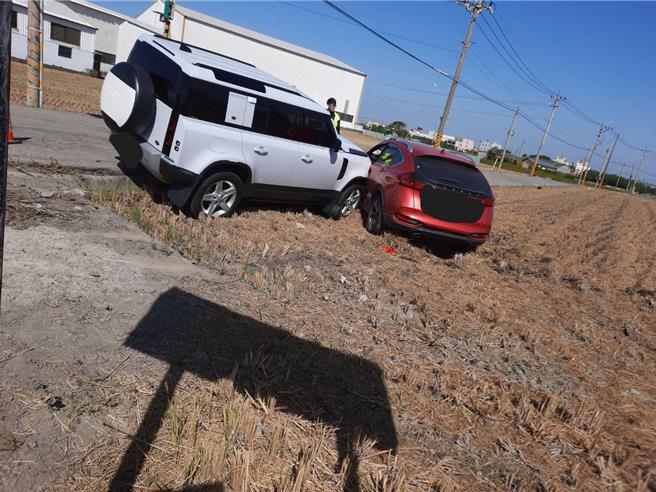 两辆车严重毁损。（民眾提供／李京升苗栗传真）