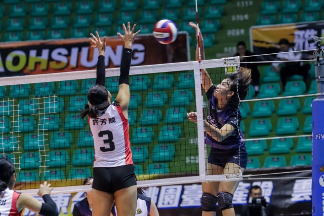 新北中纤球员(右)在网前扣杀。(中华排协提供)