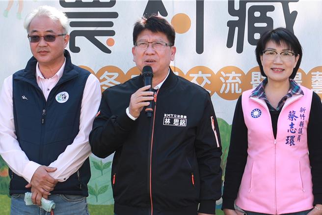 爭取連任的新竹縣國民黨立委林思銘（中），提出「勞保基金永續、穩定房價」青年政策，希望穩固台灣發展及減輕年青人生活壓力。（羅浚濱攝）