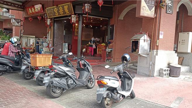 台中市黄姓男子将机车停在建国市场圣母宫前，误记停放福德祠，报警劳师动眾寻回爱车。（警方提供／王煌忠台中传真）