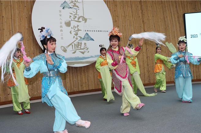 台北客家戲班演出。（苗栗縣政府提供／李京昇苗栗傳真）