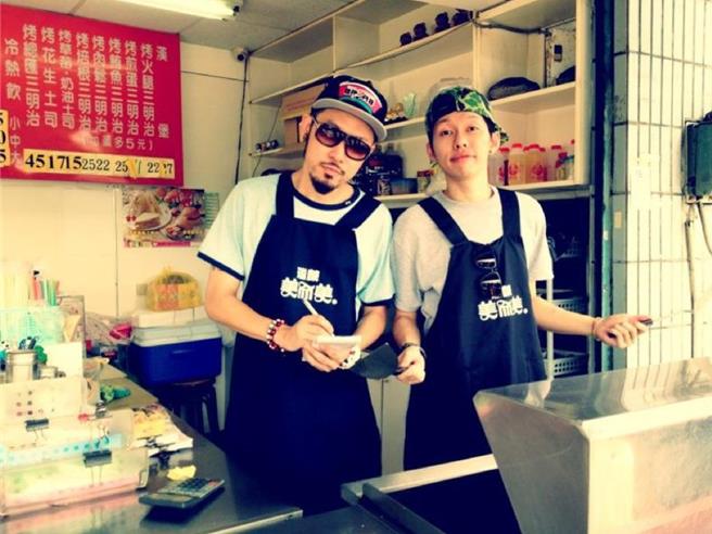 热狗（左）邀好友蛋堡担任演唱会嘉宾。（本色音乐）