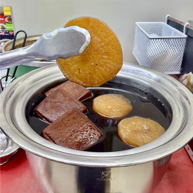 OKmart抢攻素滷味商机推出秋冬新品「销魂罗伯」，12月13日前2件39元。（OKmart提供／朱世凯台北传真）