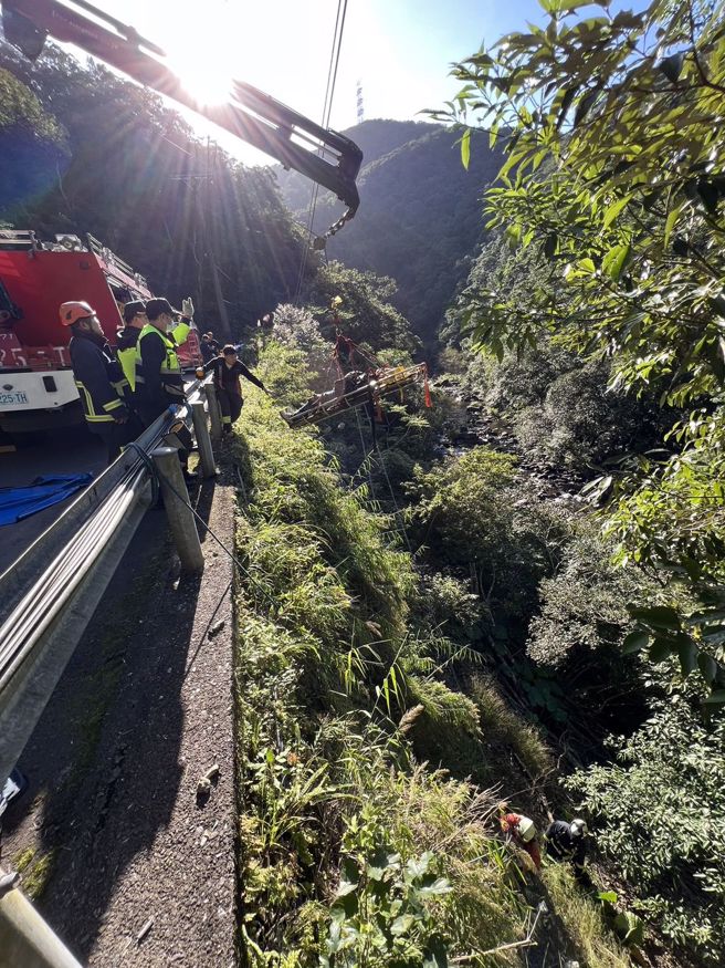 周男騎車恍神摔落20公尺的山坡。（消防隊提供）