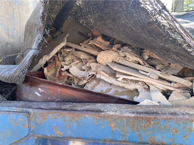 南投警分局会同环保局稽查人员，将违规载送建筑废弃物到南投县的砂石车司机移送法办。南投警分局提供