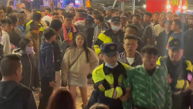 台南市大內區武靈宮18日舉辦廟會遶境，晚間陣頭入廟掀擁擠人潮，疑似因推擠糾紛引發打群架，警方當場介入制止。（擷取自網路／程炳璋台南傳真）