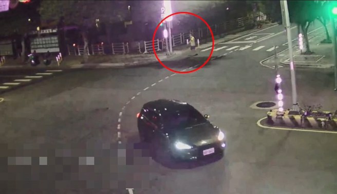 所长见男子形迹可疑，在后方尾随并打电话叫支援。（警方提供）