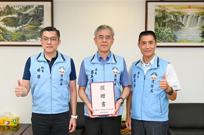 财团法人中华文化姓氏文教发展基金会递交金门县消防局救护车捐赠意愿书，由局长吕英华(中)亲自接受。(图／金门县消防局提供)