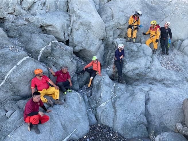 新北市一名70歲李姓男子今天在沒有任何準備下，獨自攀爬舊蘇花公路象鼻隧道，過程中因體力不支受困峭壁，經特搜人員擴大搜索，最後在半山腰找到人，順利帶回路面。（花蓮縣消防局提供／羅亦晽花蓮傳真）
