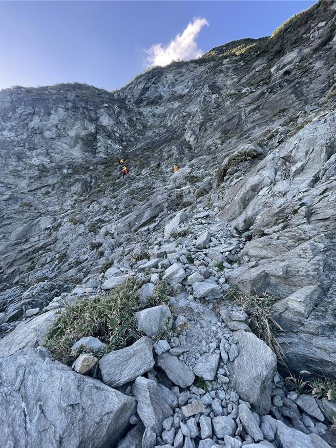 新北市一名70歲李姓男子今天在沒有任何準備下，獨自攀爬舊蘇花公路象鼻隧道，過程中因體力不支受困峭壁，經特搜人員擴大搜索，最後在半山腰找到人，順利帶回路面。（花蓮縣消防局提供／羅亦晽花蓮傳真）