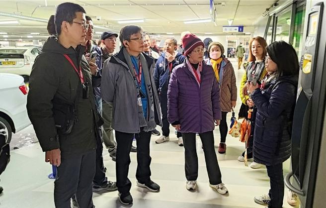 彰化县长王惠美参访拱廊市场地下停车场智慧停车系统。（彰化县政府提供／吴建辉彰化传真）