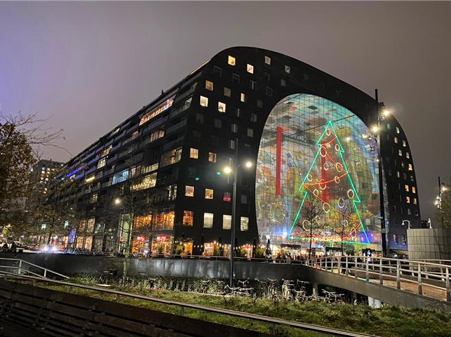 Markthal市集广场于2014年10月落成开幕，是一座综合228户住宅、100个摊位、20多间商店与餐厅，以及1200格停车格的公寓、办公室及市场的混和型建筑「新型态市场」。（彰化县政府提供／吴建辉彰化传真）