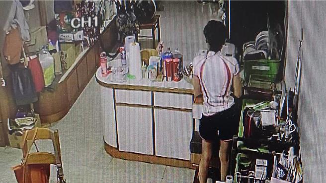 台南市中西区一家民宅聘请的印尼外籍看护，竟利用雇主作息，多次窃走家中现金，都遭室内监视器拍下犯案，警方19日宣布破案，将她依照窃盗罪嫌函送法办。（读者提供／程炳璋台南传真）