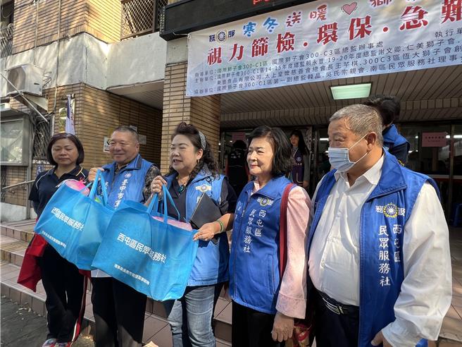 國民黨台中市西屯區民眾服務站舉辦寒冬送暖活動。(林欣儀攝)