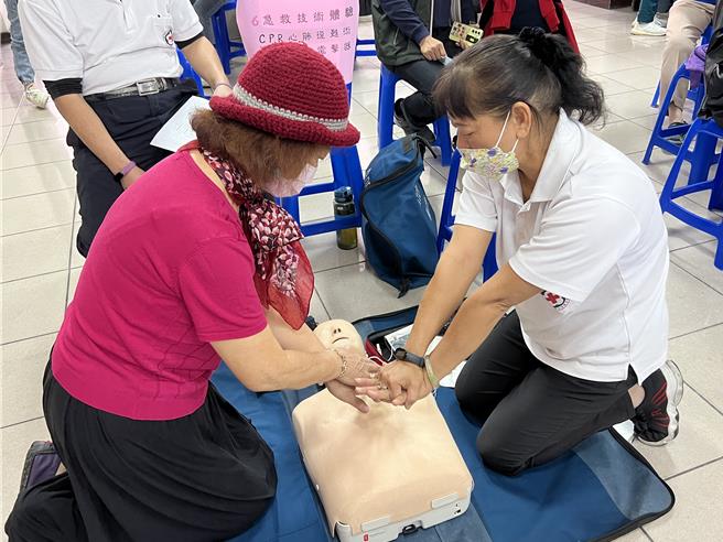 國民黨台中市西屯區民眾服務站舉辦寒冬送暖活動，現場還有CPR教學。(林欣儀攝)