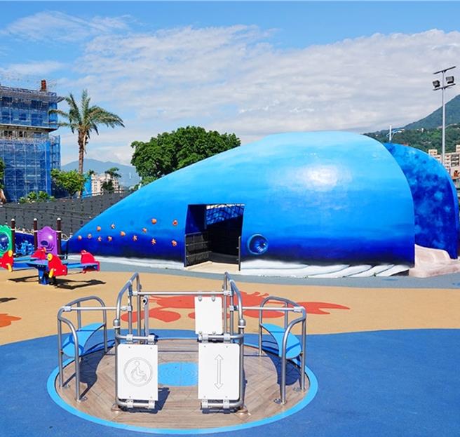 八里区商港公园是全台第一座鲸鱼地景的无障碍公园。（新北市景观处提供／吕健豪新北传真）