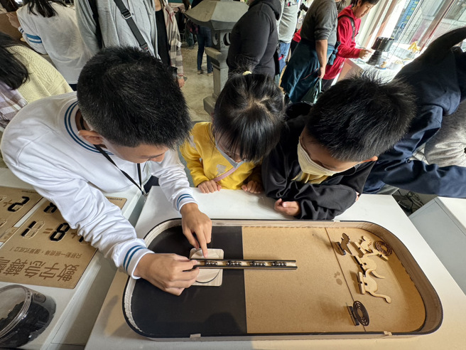 幼华志工说明高斯来福枪的瞬间威力。(戴志扬翻摄)