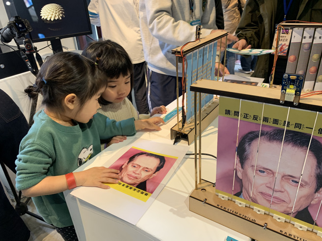 三岁小朋友齐力专注投入错视觉的探索。(戴志扬翻摄)