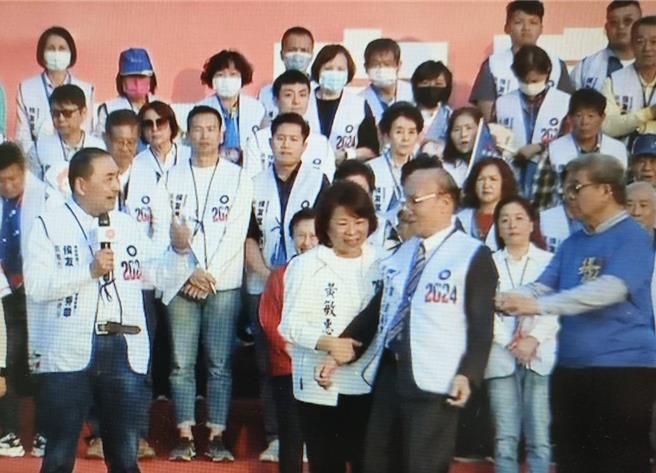 侯友宜张秀华嘉义市联合竞总后援会总会长蔡金炼（右二）摇摇晃晃、身体后倾，黄敏惠市长赶紧扶住。（廖素慧摄），