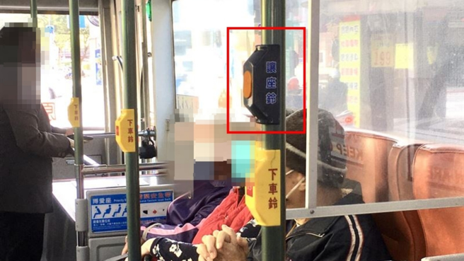有網友發現公車上出現「讓座鈴」。（圖／翻攝自臉書社團 路上觀察學院）