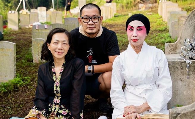 14名罹难者女眷纷退场，《五月雪》导演张吉安（中）感谢演员万芳（左）、蔡宝珠力挺演出。（海鹏提供）