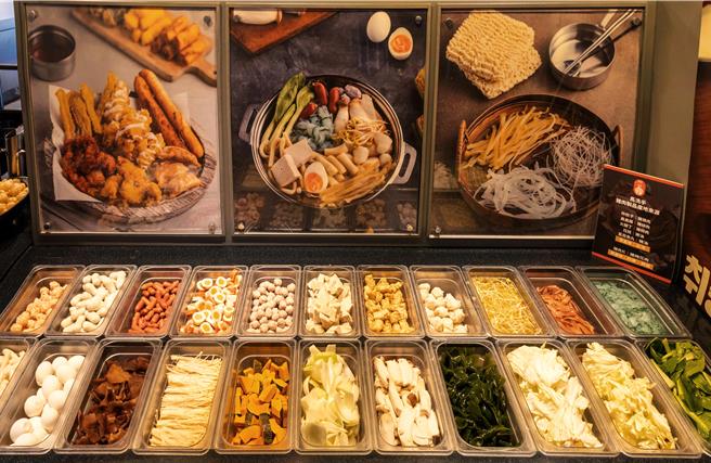 「馬洗手」吃到飽韓食火鍋專賣店，提供近40款餐點、火鍋料，成人每人299元加1成即可吃個過癮。(馬洗手正宗韓食料理專門店提供)