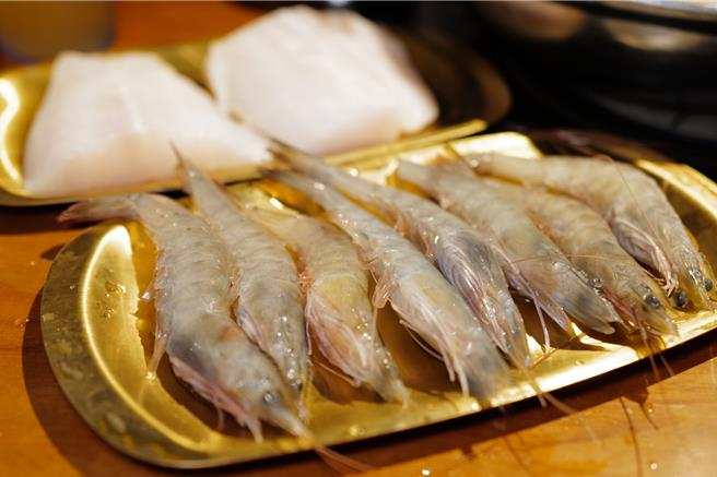 迎接聖誕節，「馬洗手」即日起首推海鮮吃到飽專案，每人149元即可享白蝦、魚片吃到飽好康。(馬洗手正宗韓食料理專門店提供)