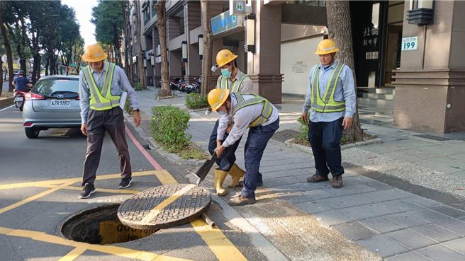 高雄市左營區今（19）日12時20分無預警大規模停電，總計4687戶受波及，民眾怨聲載道。台電接力派員搶修，陸續復電，直至晚間6時45分全數復電。（台電提供）