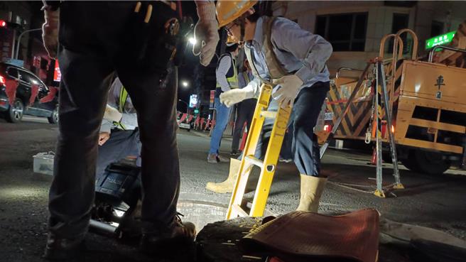 高雄市左營區今（19）日12時20分無預警大規模停電，總計4687戶受波及，民眾怨聲載道。台電接力派員搶修，陸續復電，直至晚間6時45分全數復電。（台電提供）