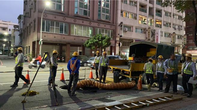 高雄市左營區今（19）日12時20分無預警大規模停電，總計4687戶受波及，民眾怨聲載道。台電接力派員搶修，陸續復電，直至晚間6時45分全數復電。（台電提供）