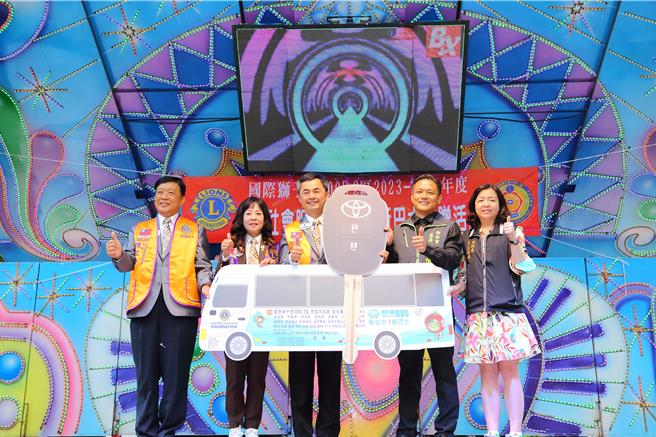 国际狮子会300B 2区日前捐出1辆「新北新巴士」赠给石碇区公所，作为偏乡民眾来往市区以及游客使用。（石碇区公所提供）