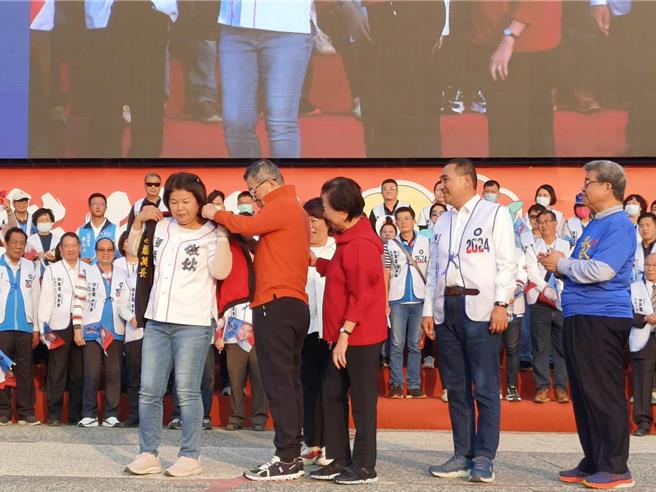 前副总统萧万长传承1995返乡参选立委的战斗背心给国民党嘉义市立委张秀华。（廖素慧摄）