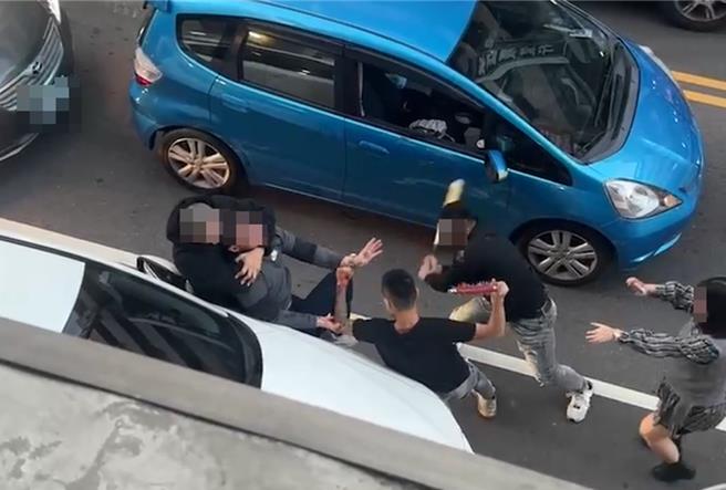 台中市天津路商圈，19日下午近5點發生3名惡徒持球棒，當街痛毆被害男子，完全不顧往來人車目光，行徑囂張妄為。（翻攝記者爆料網／王煌忠台中傳真）