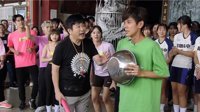 胡瓜（左）抓著阿翔示範新遊戲。（民視提供）