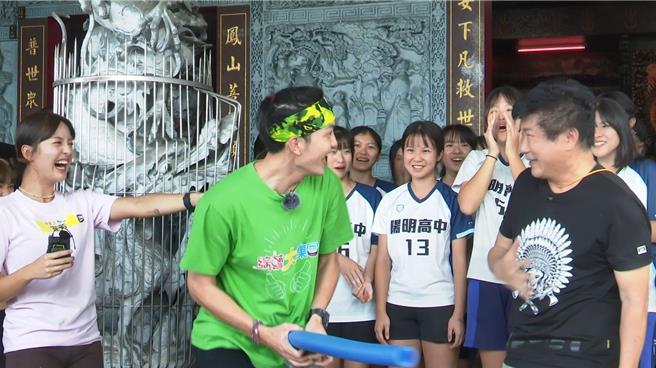 郭忠祐（左）毫不留情的猛打胡瓜。（民視提供）