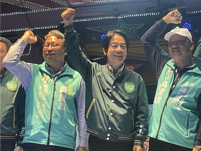 民进党总统参选人赖清德(中)赴桃园造势，推教育平权培育更多人才。(吕筱蝉摄)