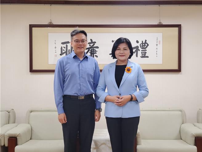 云林县长张丽善（右）为争取台积电及高科技产业落脚云林，21日起将带领建设处长李俊兴（左）等人飞往日本熊本取经3天。（周丽兰摄）