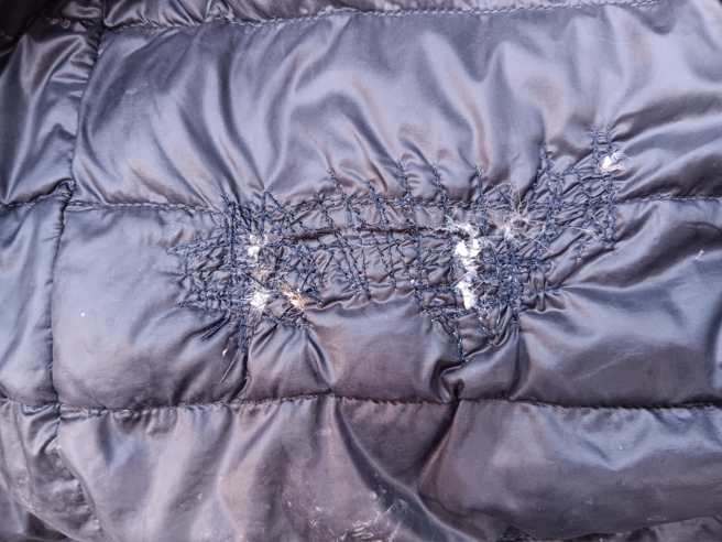 一位女子把羽绒衣送给专业阿嬷补破洞，没想到破洞经过修补后变得更大。（翻摄自爆怨公社脸书）