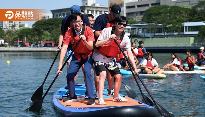 冬天高雄爱河玩水去 陈其迈体验河上立式划桨