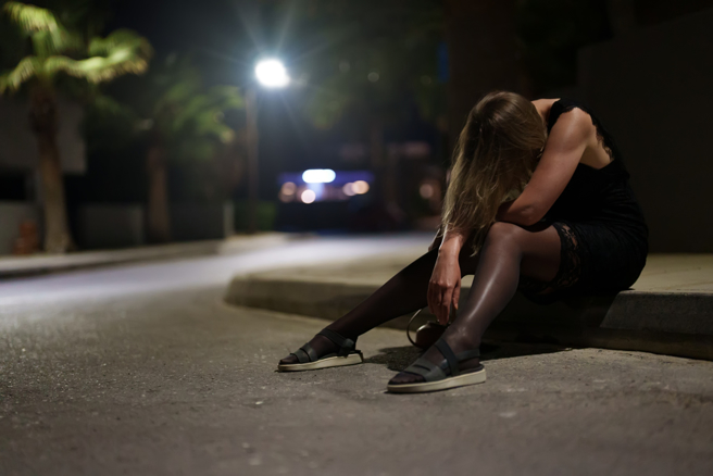 女子去玩夜店，发现钱包不见。（示意图 / shutterstock）