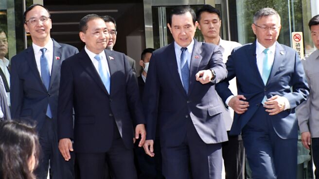 总统大选蓝白合在成局在望，但因为双方对于民调「误差范围」的认定标准不一，在最后半哩路上卡关，侯友宜（左二）与柯文哲（右）暂时未能合成一组，诚可谓「好事多磨」。图／本报资料照片