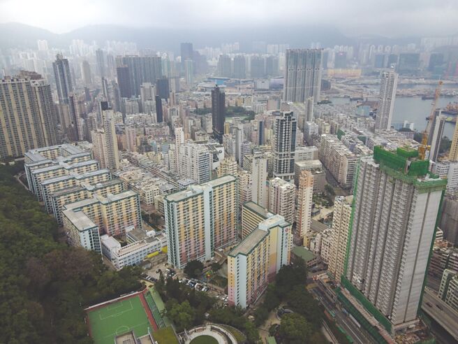 大陆房企爆发债务危机后开始卖产，近年商办需求低迷的香港成为主要目标，眾多陆港房企陆续赔本甩卖香港商办大楼，价位甚至远低于市场预期。图／中新社