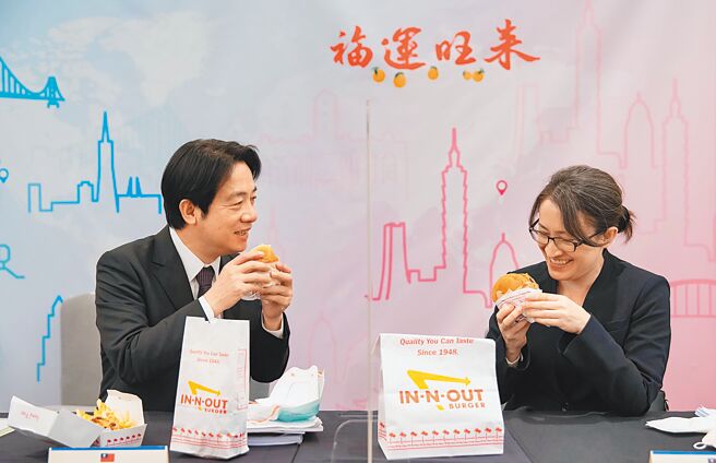 副总统赖清德（左）与驻美代表萧美琴（右）一同吃汉堡。（总统府提供）