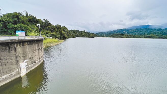 台南白河水库因淤积严重，一度被形容「寿终正寝」，这几年管理单位透过清淤、施作防洪防淤隧道等工程，努力让水库「回春」。（张毓翎摄）