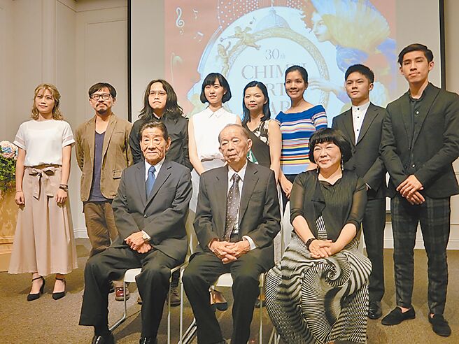 奇美集團創辦人許文龍（前排中）18日辭世，許文龍生前熱愛藝術，扶植藝術人才不遺餘力，幾乎每年都出席奇美藝術獎頒獎典禮，圖為2018年奇美藝術獎30周年。（本報資料照片）