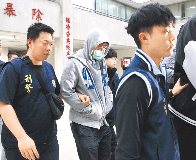 SBL假球案，士林地檢署聲押禁見裕隆隊球員柯旻豪（中），法官裁准。（張鎧乙攝）