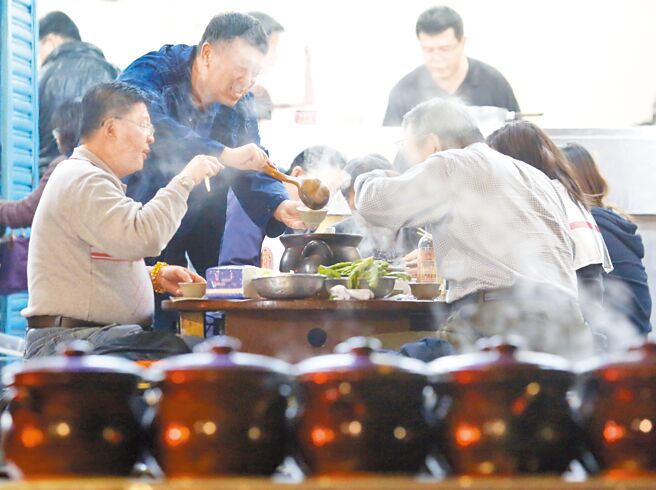 时序入冬，民眾大啖滋补汤品，医师提醒进补要补得对，以免造成身体负担。（本报资料照片）