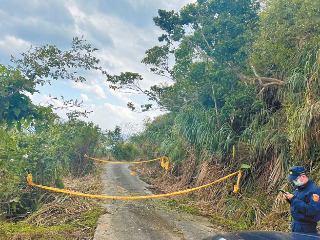 花莲县丰滨乡18日发生女游客搭飞行伞时，疑安全扣环松脱，坠地身亡，警方封锁现场。（民眾提供／王志伟花莲传真）