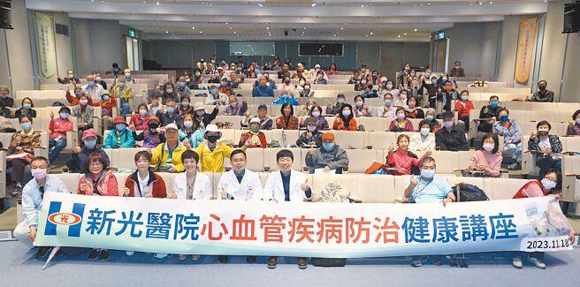 旺旺中时生活讲堂─健康系列讲座「血管不暴走护心新生活」18日在台北举办，邀请新光医院心臟内科主治医师林姝含（前排左四）、周靖尧（前排右三）、科主任蔡适吉（前排右四）与参加民眾合影。（张铠乙摄）